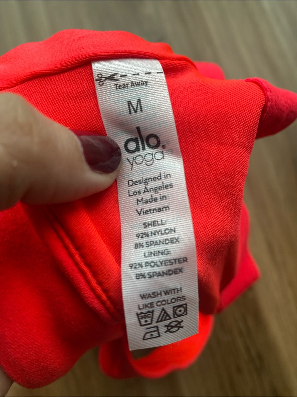 NWOT ALO Yoga Women's V-Neck Crop Sports Bra in Neon Coral - Picture 4 of 4
